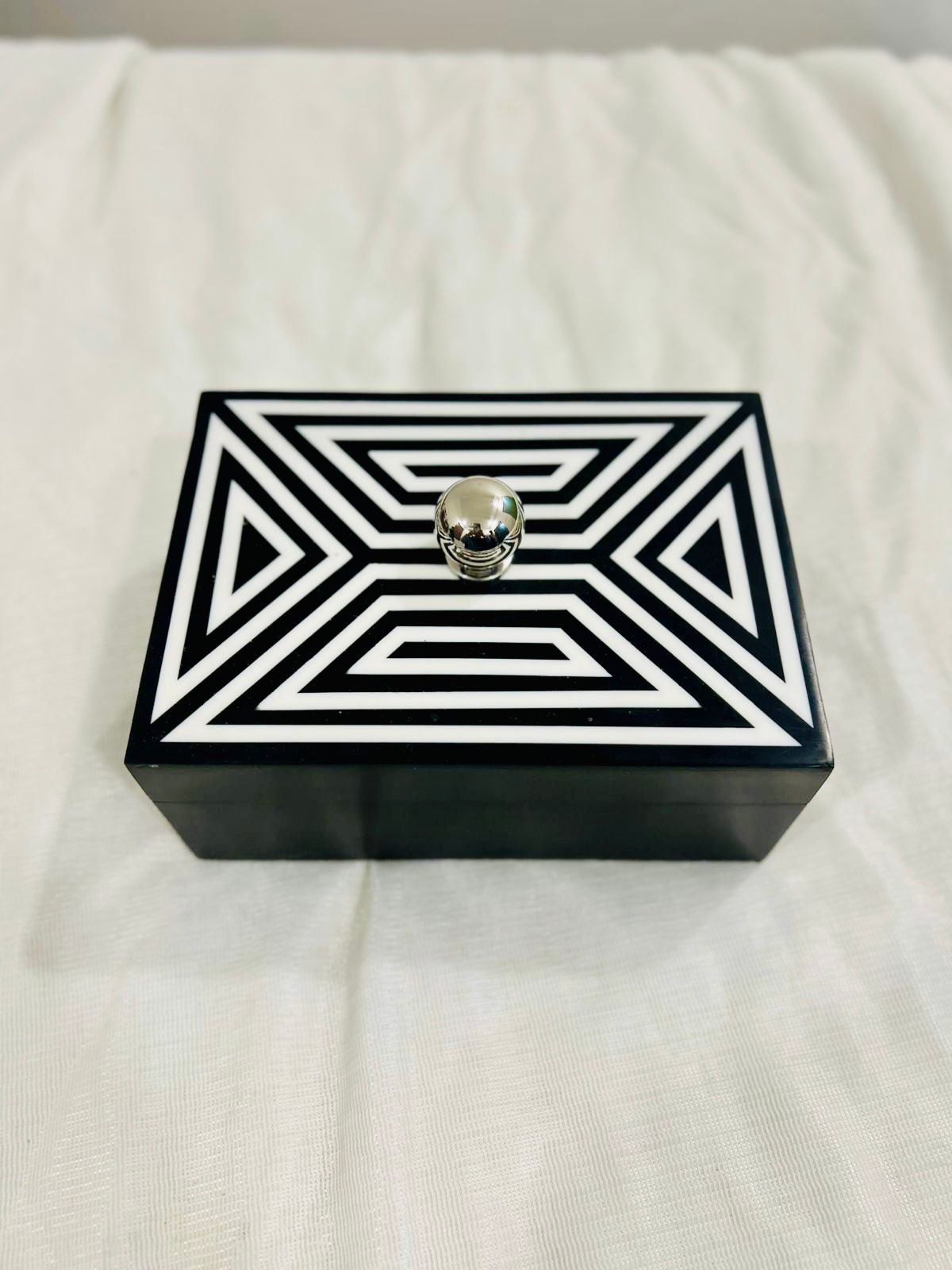 Monochrome decorative box